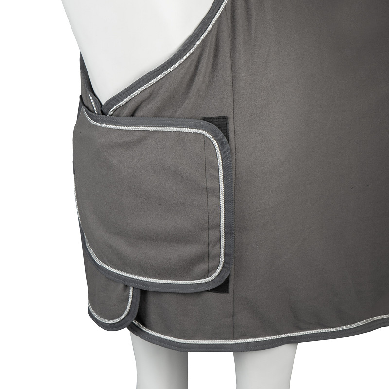 FLEECE DEKEN MET BORSTFLAP EN ORNAMENT