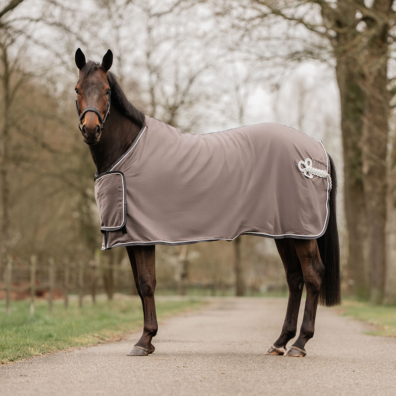 FLEECE DEKEN MET BORSTFLAP EN ORNAMENT