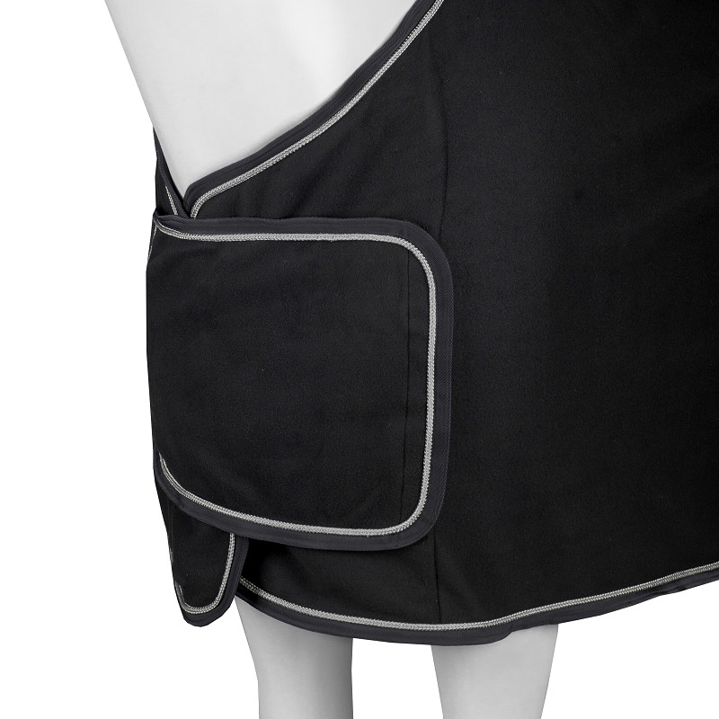 FLEECE DEKEN MET BORSTFLAP EN ORNAMENT