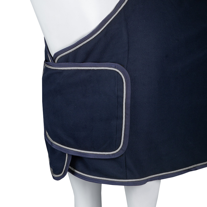 FLEECE DEKEN MET BORSTFLAP EN ORNAMENT