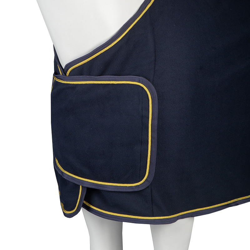 FLEECE DEKEN MET BORSTFLAP EN ORNAMENT