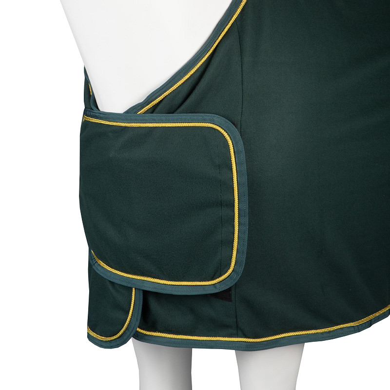 FLEECE DEKEN MET BORSTFLAP EN ORNAMENT